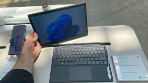 Hand h�lt ein Tablet �ber eine Tastatur. © COMPUTER BILD