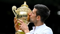 Wimbledon Novak Đoković  oder Novak Djokovic küsst den Pokal