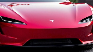 Die Frontseite eines roten Teslas