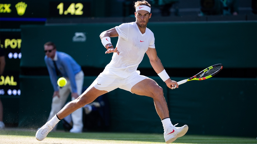 Rafael Nadal schlägt auf Wimbledons Rasen eine mächtige Vorhand