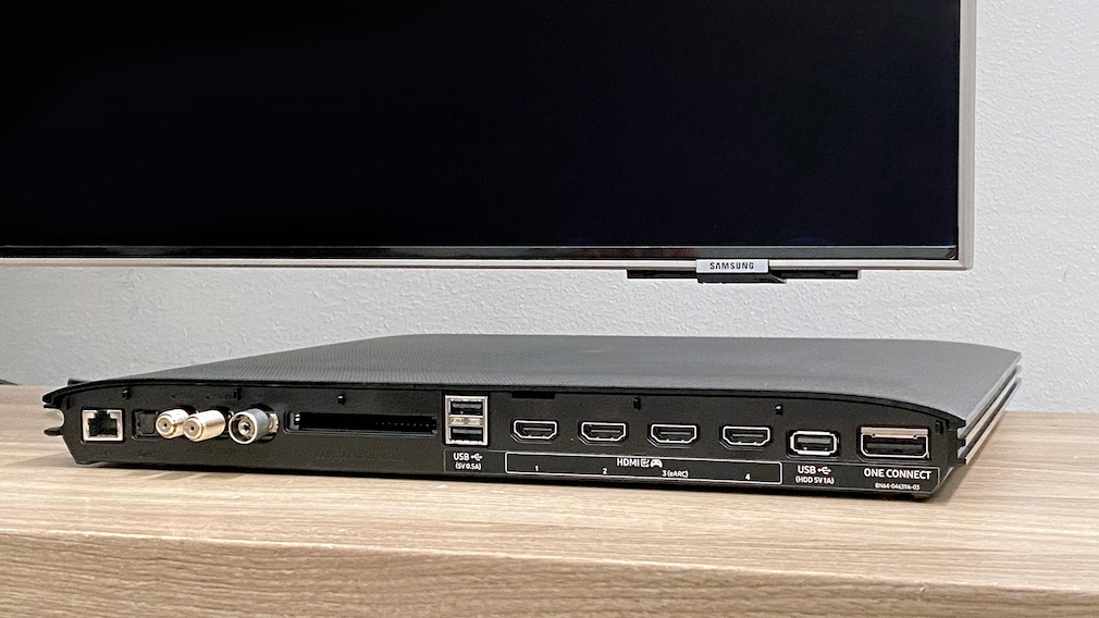 Beim Samsung QN95B sind die Anschlüsse in die One-Connect-Box ausgelagert. Die kann auf der Fuß-Rückseite parken oder im Regal verschwinden.