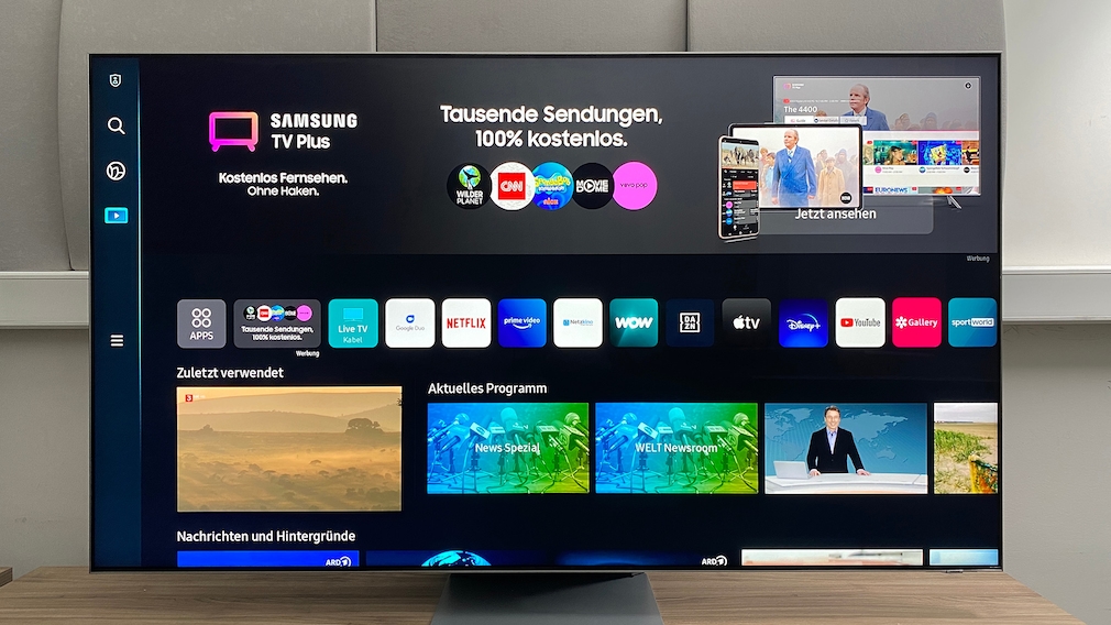 Der Samsung QN95B zeigt auf seinem Startbildschirm oben Werbung, darunter die installierten Apps und die zuletzt geschauten Programme. Darunter folgen Empfehlungen.