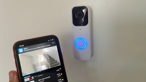 Blink Video Doorbell an der Tür plus Handy-App © Blink, COMPUTERBILD