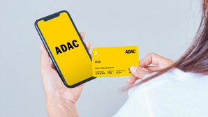 ADAC Mitgliedskarte auf dem iPhone speichern © ADAC, iStock.com/jittima kumruen