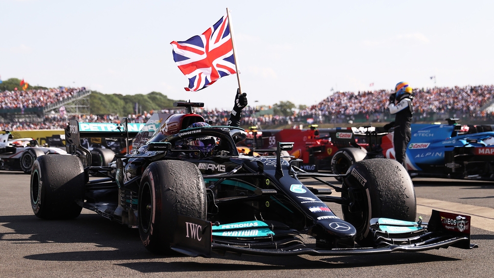 Hamilton schwenkt Fahne vor dem Start des Rennens