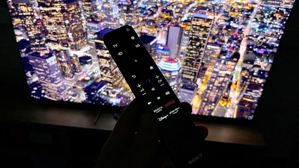 The small remote control of the Sony X95K is uncomplicated with illuminated buttons even in the dark.