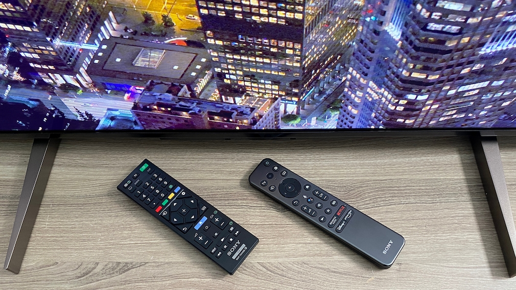 Sony supplies two remote controls with the Bravia X95K, one classic with countless buttons, the other reduced to the most important things.