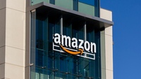 Das Amazon-Logo auf dem Amazon-Campus in Palo Alto, Kalifornien (USA).