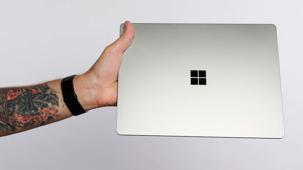 Microsoft Surface Laptop Go 2 im Test: Schick, leicht & mobil Top: Das Surface Laptop Go 2 ist mit 1,13 Kilogramm wirklich leicht. 