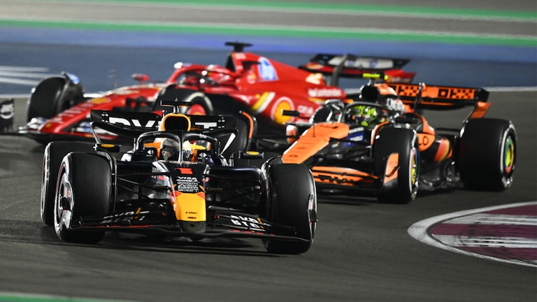F1 Grand Prix in Katar 2024: M. Verstappen (Red Bull), L. Norris (McLaren), C. Leclerc (Ferrari) im Dreikampf