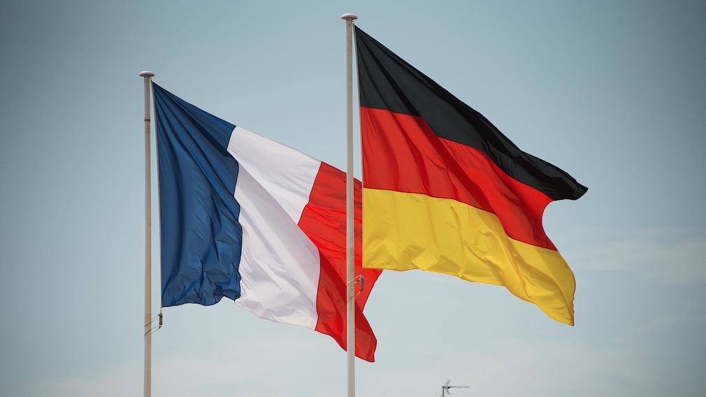 Deutsche und franzöische Flaggen vor dem EM-Spiel