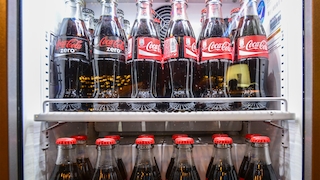 Ein Kühlschrank voller Coca-Cola-Flaschen