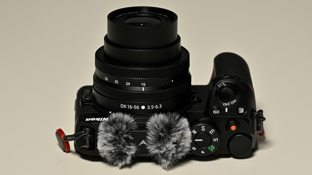 Nikon Z30 Griff und Windschutz fürs Mikrofon