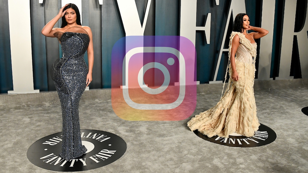 Kylie Jenner und Kim Kardashian hinter Instagram-Logo
