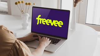 freevee Logo auf Laptop