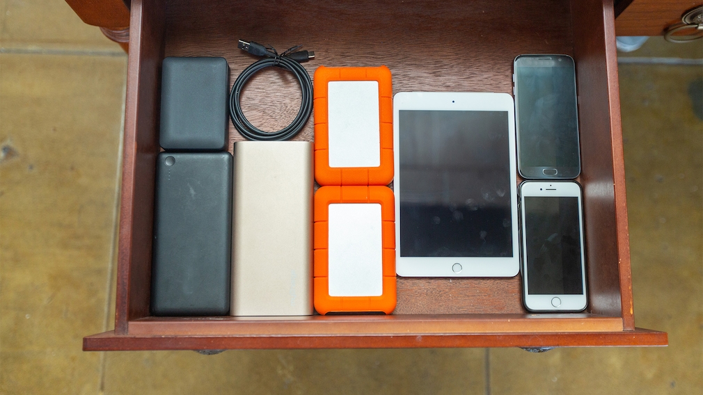 Schublade mit Tablets und Handys