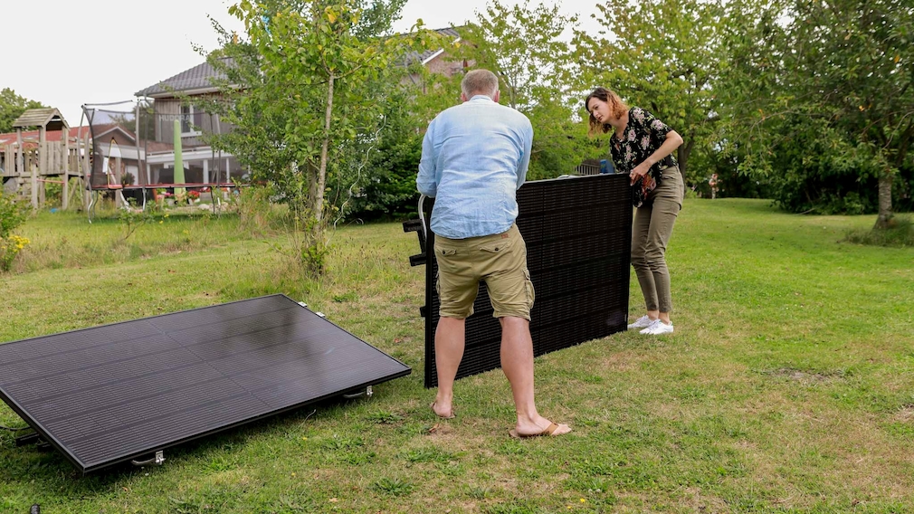 Priwatt Priflat Duo ausprobiert: 600-Watt-Balkonkraftwerk für den Garten Dann stellen Sie die Panels auf, was zu zweit prima gelingt, denn ein Modul wiegt rund 20 Kilogramm. 