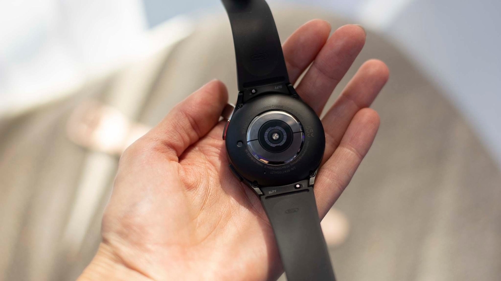 Samsung Galaxy Watch 5 Pro vorgestellt: Ich kann was, das die normale Version nicht kann! Auf der Rückseite sitzt allerhand Sensorik, etwa zur Aufnahme von Herzfrequenz und EKG. 