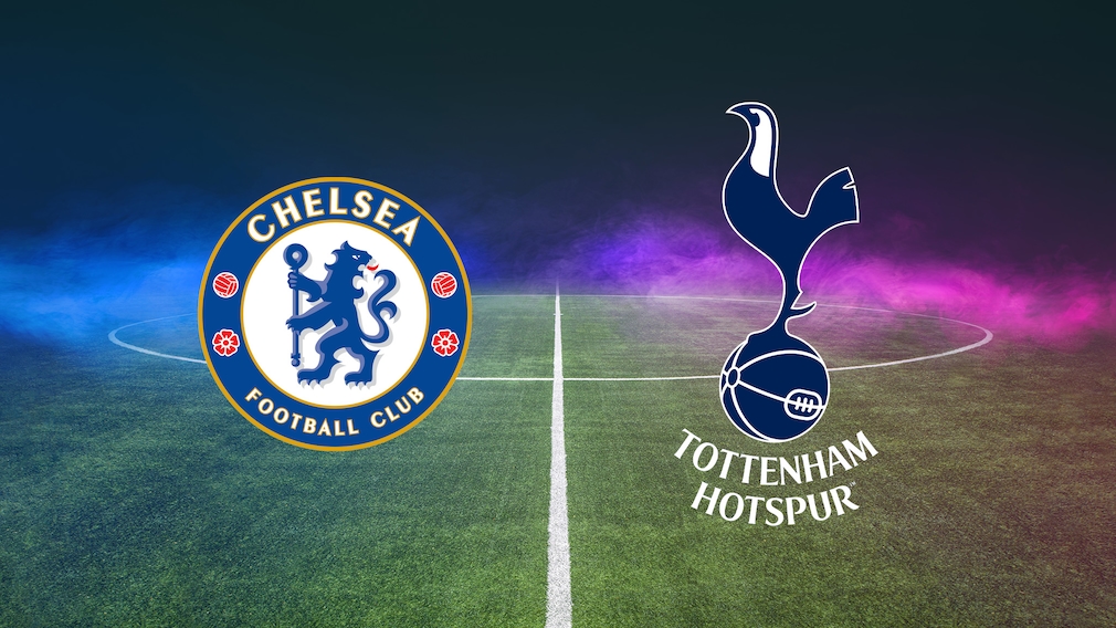 Chelsea und Tottenham Logos auf dem Rasen