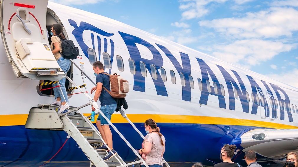 Passagiere steigen in Ryanair-Flugzeug