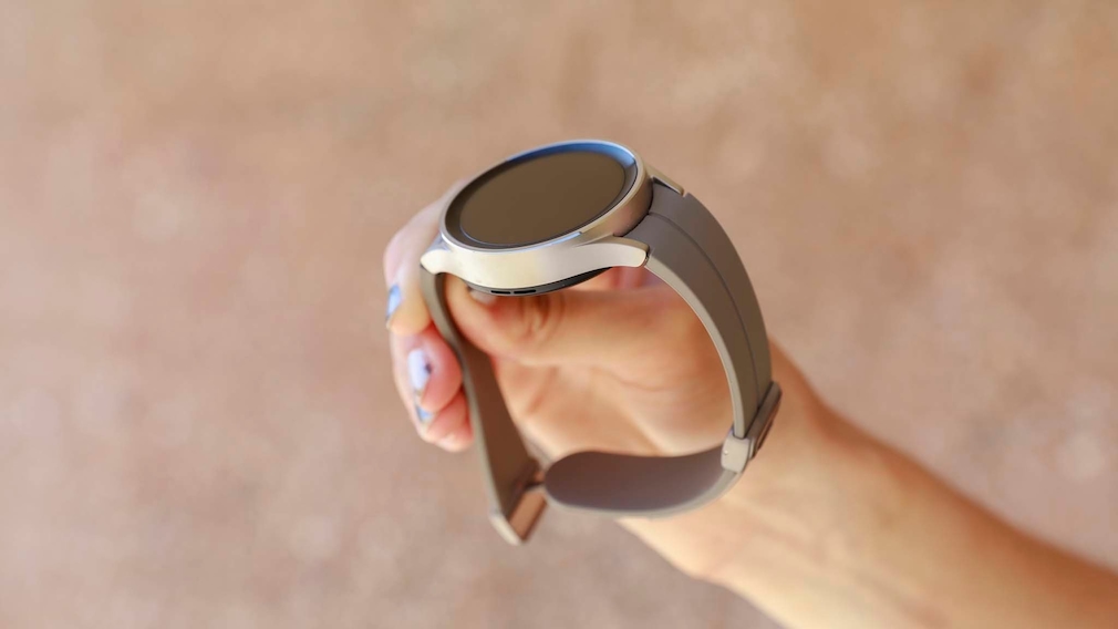 Galaxy Watch 5 Pro: Test – eine schlaue Outdoor-Uhr für Android-User Der Rand um die Uhr herum steht etwas hoch und schützt auf diese Weise das Displayglas. 