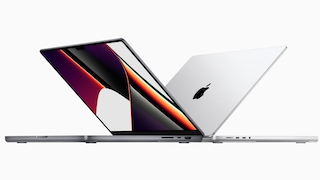 Zwei MacBook Pros vor grauem Hintergrund.