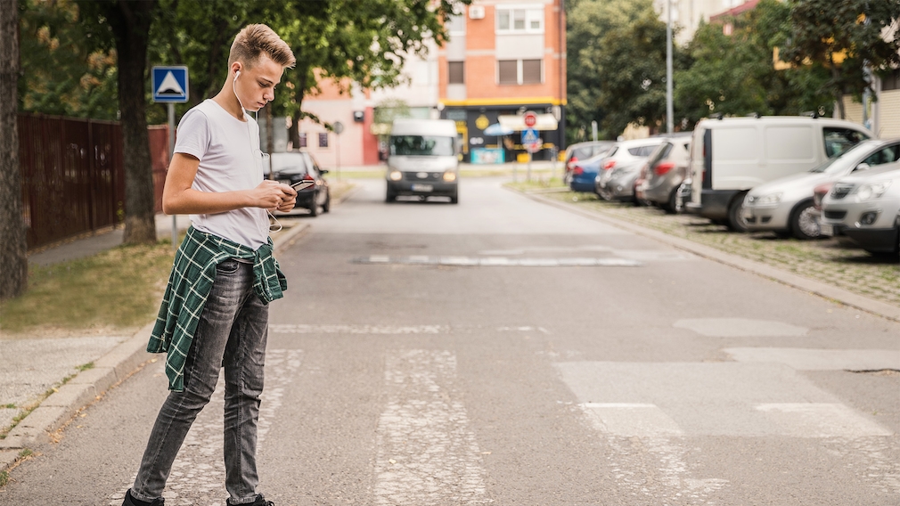 Zu viele Unfälle wegen Smartphones: Erste Stadt denkt Fußgängerampeln neu Mal eben aufs Smartphone schauen und dabei die Straße übersehen  das passiert leider nicht selten.