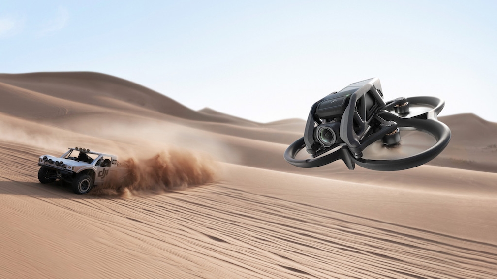 DJI Avata, Drohne verfolgt Jeep in der Wüste