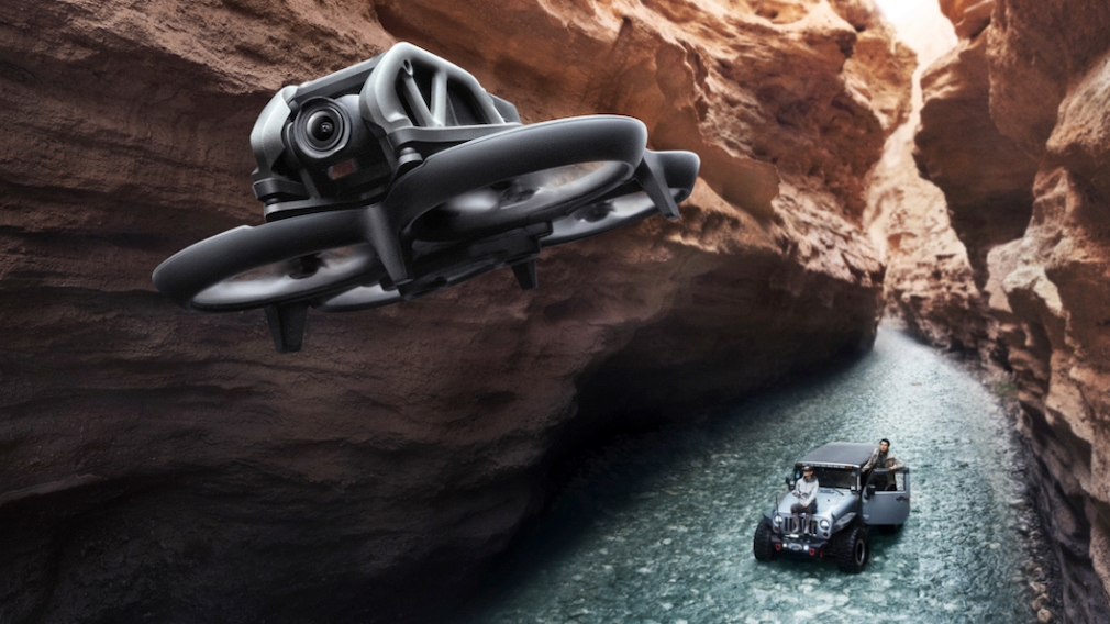 Drohne fliegt durch den Canyon