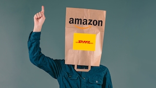 Tüte mit DHL- und Amazon-Logo