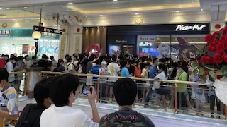 Eine Menschenmenge vor einem Pizza Hut in China.