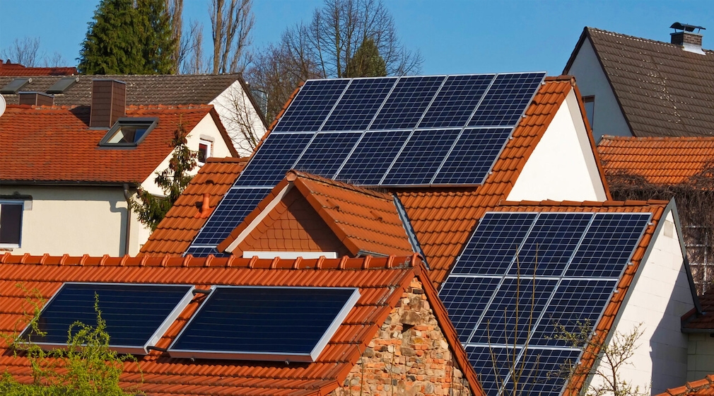 Dächer mit Solaranlagen