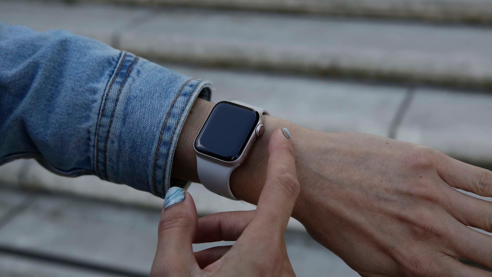 Apple Watch SE (2022) ab sofort im Handel: Alle Details zur Einstiegs-Smartwatch Wer die Uhr nicht bewegt, bei dem bleibt das Display schwarz. Denn das Always-on-Display anderer Apple Watches fehlt der SE. 