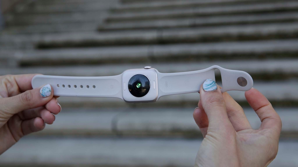 Apple Watch SE (2022) ab sofort im Handel: Alle Details zur Einstiegs-Smartwatch Die Rückseite besteht nun aus "Nylon-Verbundmaterial", also einem Kunststoff – und so fühlt sie sich auch an. 