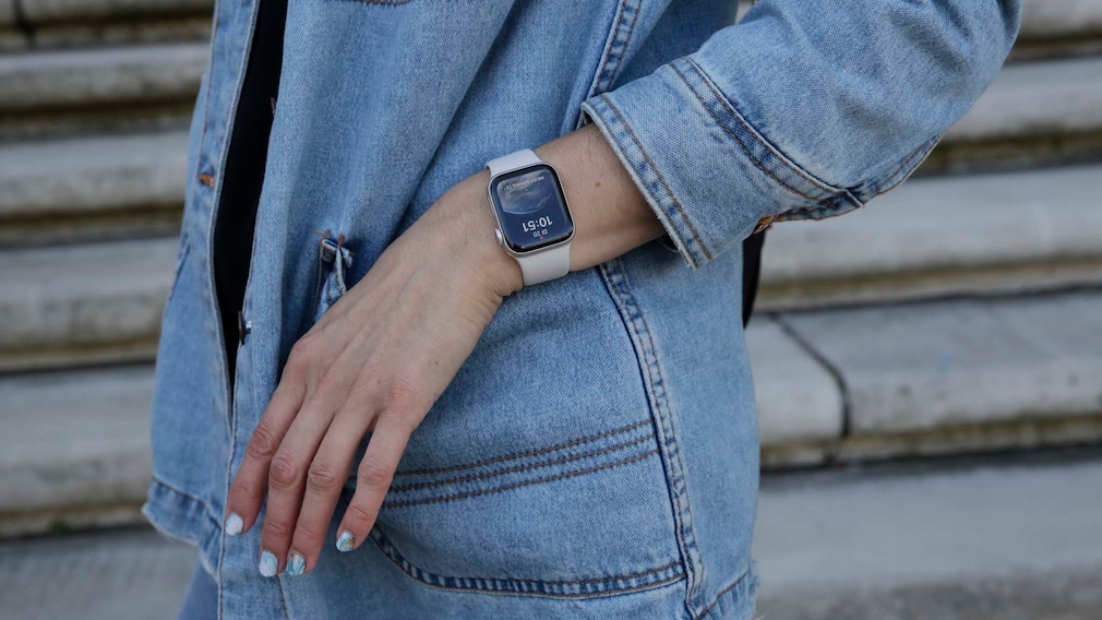 Apple Watch SE (2022) ab sofort im Handel: Alle Details zur Einstiegs-Smartwatch Die Uhrzeit zeigt die Apple Watch SE 2022 auf Antippen oder Anheben. 