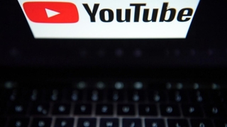 YouTube-Logo auf Laptop