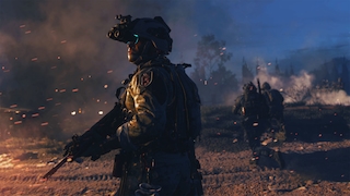 Soldaten in Modern Warfare 2 bewachen ein Gebiet.