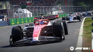 F1-Autos auf der Strecke in F1 22.