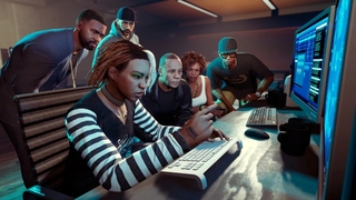 GTA-Charaktere vor einem Computer.