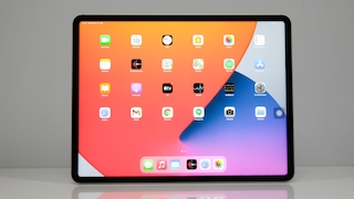 Das iPad Pro 12.9 vor grauem Hintergrund.