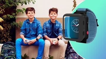 Zwei Jungen mit einer Anio Kinder-Smartwatch am Handgelenk sitzen auf einer Treppe