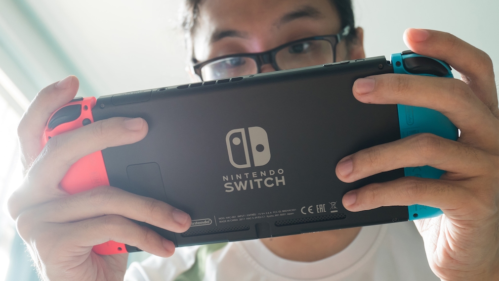 Eine Person spielt mit der Nintendo Switch.