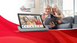 Eine Seniorin und ein Senior sitzen auf der Couch und bedienen das Emporia-Tablet während eines Videocalls. © Computerbild, iStock.com/enjoynz, Emporia