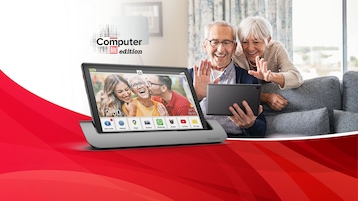 Eine Seniorin und ein Senior sitzen auf der Couch und bedienen das Emporia-Tablet während eines Videocalls.