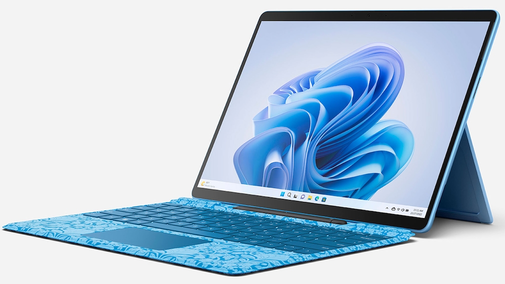 Das Surface Pro 9 in vor weißem Hintergrund