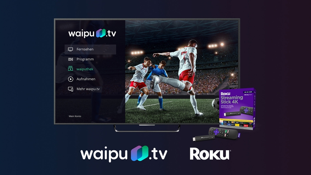 Ein Fernseher zeigt ein Fußballspiel, darunter die Logos von Waipu.tv und Roku