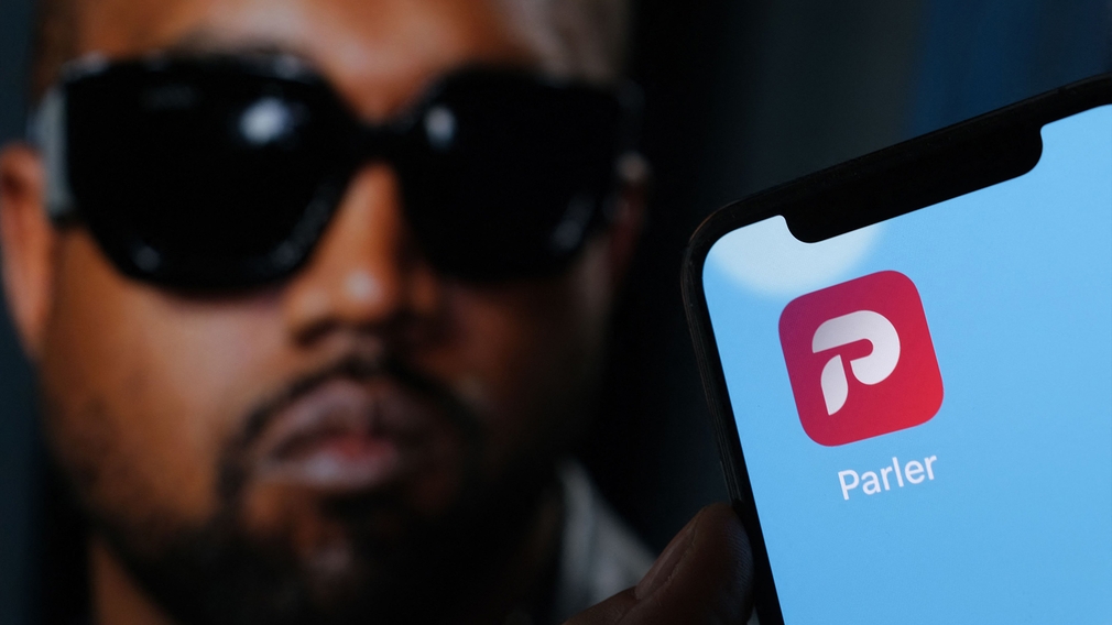 Kanye West neben Parler-App