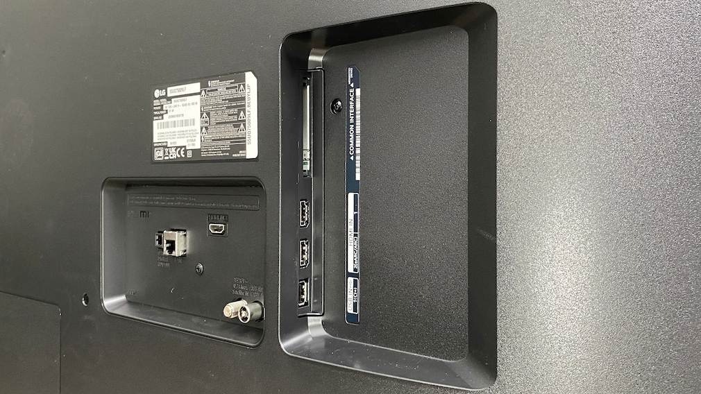 Auf der Rückseite des LG UQ75009LF finden sich unter anderem drei HDMI-Anschlüsse und nur eine USB-Buchse. 