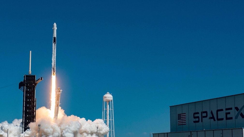 SpaceX: Ein Haar hätte beinahe einen Raketenstart verhindert Anfang Oktober 2022 sorgte ein einzelnes menschliches Haar beinahe für den Startabbruch einer Falcon-9-Rakete von SpaceX.