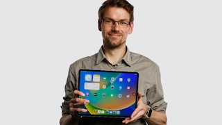 Redakteur hält Apple-Tablet.